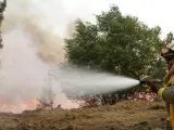 Un bombero español combate un incendio en un bosque de Alto do Soeirinho, en el municipio portugués de Pampilhosa da Serra.