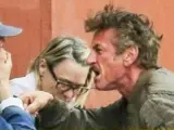 Sean Penn, soltando una bronca en plena calle al novio de su hija, en presencia de su expareja y madre de la joven, Robin Wright.