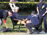 Un hombre recibe atención médica en el lugar donde se produjo un tiroteo en Alexandria, Virginia (Estados Unidos).