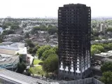 Vista de la torre residencial Grenfell tras el incendio, en Londres (Reino Unido). La Policía británica ha admitido que es posible que muchas de las víctimas mortales del fuego no puedan ser identificadas.