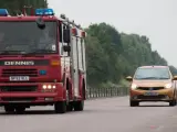 Esta tecnología, desarrollada por Ford, se va a probar en el evento UK Autodrive, un programa de pruebas de vehículos conectados apoyado por el gobierno inglés con un presupuesto de más de 22 millones de euros. En la imagen, un camión de bomberos y un coche que llevan el Aviso de Vehículo de Emergencias incluidos.