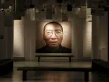 Una fotogradía del Premio Nobel de la Paz 2010 Liu Xiaobo es expuesta en una exposición organizada en Oslo con motivo de la entrega de los Premios Nobel