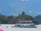 Un barco turístico se hunde con 150 turistas en Colombia.