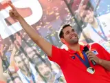 El capitán de la selección española de baloncesto, Felipe Reyes, levanta el dedo en señal de victoria, durante la celebración del Eurobasket 2015.