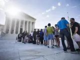 Decenas de personas hacen cola frente al Tribunal Supremo en Washington (Estados Unidos).
