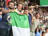 Aficionados de Italia, animando a la sub-21.
