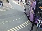 Imagen que muestra el momento en el que un autob&uacute;s descontrolado va a atropellar a un hombre en una calle de Reading (Reino Unido).