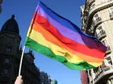 Una bandera arcoíris, símbolo del colectivo LGTB, ondeando en Madrid.