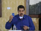 El presidente de Venezuela, Nicolás Maduro, enseña un ejemplar de la Constitución de su país durante un de sus discursos.