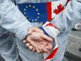 Un detalle de una protesta por el acuerdo comercial UE-Canadá.