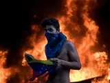 Los manifestantes incendian una sede del BBVA en Venezuela.