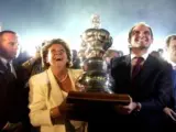 Francisco Camps i Rita Barberá sostenen l'America's Cup