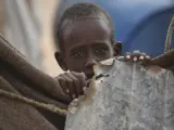 Un niño observa la cámara desde la tienda de su familia en un campamento para desplazados internos a las afueras de Qardho (Somalia). La crisis alimentaria causada por la falta de lluvias en la región afecta a 5,6 millones de personas, según la Cruz Roja.