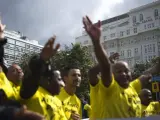 Los habitantes de las favelas de Río realizan una manifestación exigiendo la paz frente al Palacio de Copacabana.