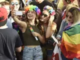Un grupo de amigas se hace un 'selfie' en las celebraciones del World Pride Madrid 2017.