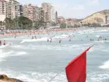 Imagen de una bandera roja en la playa.