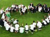 Los jugadores y el cuerpo técnico de Alemania celebran la ConfeCup.
