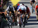 El ciclista eslovaco Peter Sagan saca el codo y derriba al ciclista británico Mark Cavendish (i) durante el esprint final de la 4ª etapa del Tour de Francia.