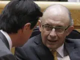 El ministro de Industria, José Manuel Soria (i), conversa con el ministro de Hacienda, Cristóbal Montoro.