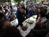 Amigos y familiares asisten en Río de Janeiro al funeral de dos mujeres, madre e hija, que murieron alcanzadas por balas perdidas durante un tiroteo entre policías y traficantes en la favela carioca de Mangueira.