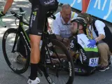El ciclista británico del equipo Dimension Data Mark Cavendish (en el suelo) recibe atención médica tras sufrir una caída durante el esprint final de la 4ª etapa del Tour.