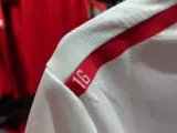 Detalle de la nueva camiseta del Sevilla.