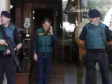 Efectivos de la Guardia Civil durante el registro del restaurante Assunta Madre de Barcelona.