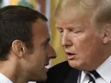 El presidente galo, Emmanuel Macron (izq), y su homólogo estadounidense, Donald Trump, conversan antes de posar para una foto de familia durante la primera jornada de la cumbre del G-20, en Hamburgo (Alemania).