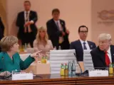 La canciller alemana, Angela Merkel, habla con el presidente de EE UU, Donald Trump, durante la cumbre del G-20 en Hamburgo, Alemania.