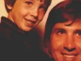 Imagen compartida por Marilyn Manson en la que el cantante, cuyo nombre real es Brian Warner, posa con su padre cuando era un niño.