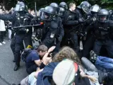 Agentes antidisturbios en Hamburgo cargan contra manifestantes que protestaban durante la cumbre del G-20 celebrada en la ciudad alemana.