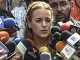 La esposa de Leopoldo López, Lilian Tintori, se dirige a los periodistas el día después de la excarcelación de su marido.