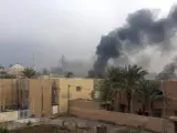 Una columna de humo se eleva de varios edificios en Faluya (Irak).