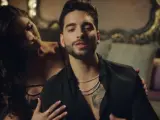 En cantante Maluma en el videoclip de Felices los 4.