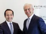 El fundador y hasta ahora único propietario de la Pronovias, Alberto Palatchi (d), estrecha la mano con Jean-Baptiste Wautier (i), de BC Partners.