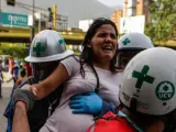 Manifestantes opositores y efectivos de la Guardia Nacional Bolivariana (GNB) se enfrentan en varios puntos de Caracas durante un nuevo corte de calles masivo convocado por la oposición en todo el país para protestar contra el proceso Constituyente impulsado por el Gobierno de Nicolás Maduro.