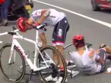 Alberto Contador, comprobando los daños en su bicicleta tras sufrir una caída en la undécima etapa del Tour.