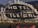 Una zódiac de Greenpeace navega frente al hotel de El Algarrobico.