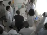 Liu Xiaobo, en la cama del hospital en una captura de vídeo tomada el pasado 11 de julio, junto a los doctores y a su mujer Liu Xia.