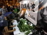 Seguidores del fallecido disidente chino y nobel de la Paz Liu Xiaobo firman un libro de condolencias en Hong Kong.