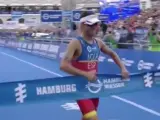 Mario Mola, al cruzar la meta en el triatlón de Hamburgo.