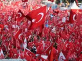 Decenas de miles de personas se agolpan desde el comienzo de la tarde en las inmediaciones del puente del Bósforo de Estambul, donde dentro de unas horas comenzarán las festividades oficiales para conmemorar el primer aniversario del fallido golpe militar en Turquía.