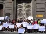 Estudiantes universitarios protestan por las condiciones de las becas que se ofertan a los alumnos.