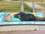 Una persona durmiendo en la calle.