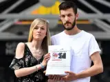 Connie Yates y Chris Gard, los padres de Charlie Gard, presentando una petición y una recogida de firmas ante el Great Ormond Street Hospital de Londres para que su hijo reciba un tratamiento experimental.