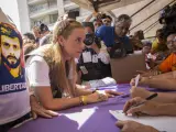 Lilian Tintori (c), esposa del líder opositor Leopoldo López, vota en la Plaza Brion de Chacaito hoy, domingo 16 de julio de 2017, en Caracas (Venezuela).