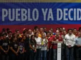 El presidente de la Asamblea Nacional de Venezuela, Julio Borges, con su vicepresidente Freddy Guevara, a la izquierda. Junto a este, Lilian Tintori, esposa de Leopoldo López.