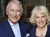 El príncipe de Gales Carlos y su esposa, la duquesa de Cornualles, posan para Mario Testino en la sala de desayuno de la Clarence House, Londres , el pasado mes de mayo de 2017.