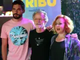 El actor Paco León (i), el director de cine Fernando Colomo (c) y la actriz Carmen Machi, durante el rodaje de su nuevo largometraje 'La tribu'.