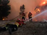 Bomberos tratando de extinguir el fuego en Mangualde (Portugal)